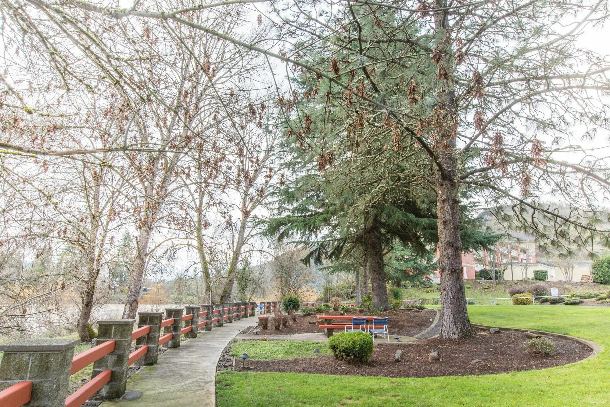 Riverfront Inn Roseburg Exteriér fotografie